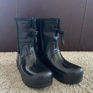Brand new Ugg raincloud lace boots